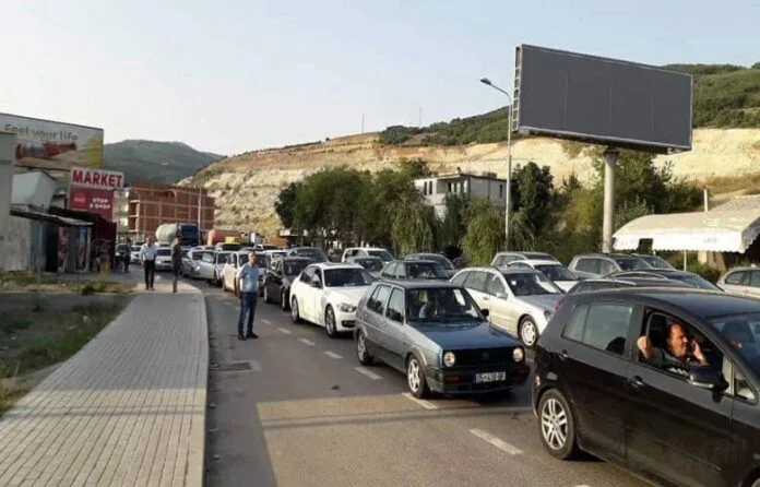 Après l'Albanie, Kosovars s'empare de Macédoine, longues colonnes à la frontière