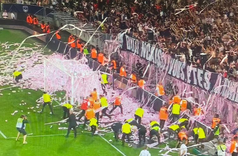 Les fans de club français interrompent le match
