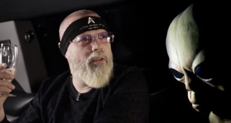 Il cantante albanese sciocca tutti: sto parlando con gli UFO!