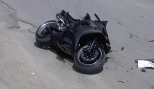 Le motocycliste le frappe avec trois côtes de sang, après l'accident quitte la scène