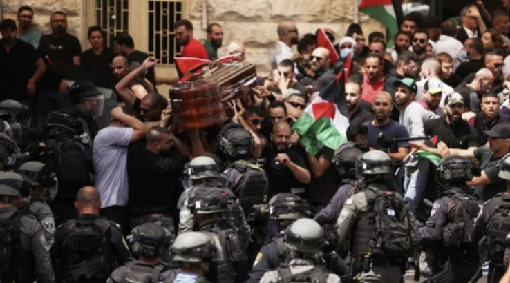 Ein Anblick, wenn die israelische Polizei die Menschen schlug, die den Sarg des getöteten palästinensischen Journalisten Shireen Abu Akle tragen