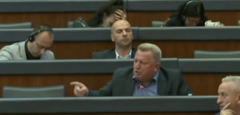 Une voix de la VVA rend Berisha nerveuse : Ne dis pas de bêtises, fais attention. Tu parles à Hissen Berisha, fais attention.