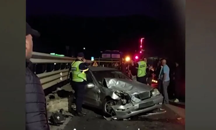 Ils sortent des images d'un accident de chaîne sur le Chemin de la Nation, les voitures se mouillent.