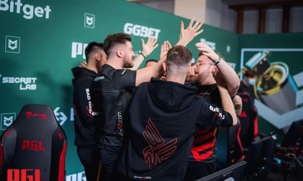 Apprendre l'horloge et le prochain adversaire de Bad News Eagles