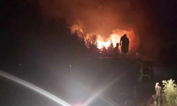 Quemar cuatro casas deshabitadas en el Alto Dumnica