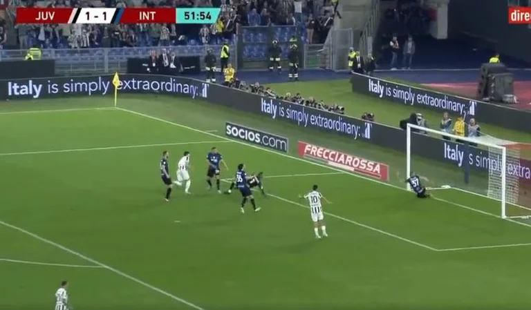 Crazy aux finales de la Coupe d'Italie Juvenus revient et marque deux buts rapides pour Inter