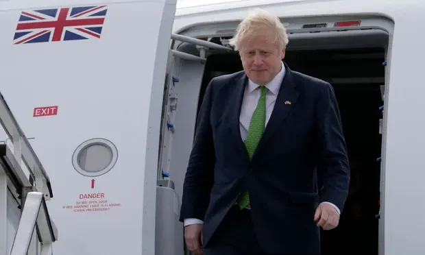 Johnson arriva a Stoccolma, la sicurezza dell'Europa a fuoco