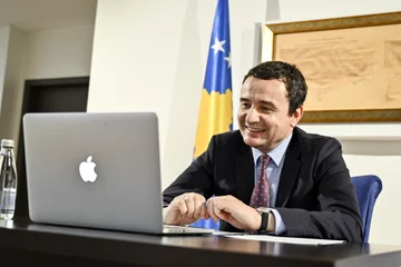 ¿Reducir o caro la electricidad? Kurt nos preguntó muy bien el mes pasado lo que queremos.