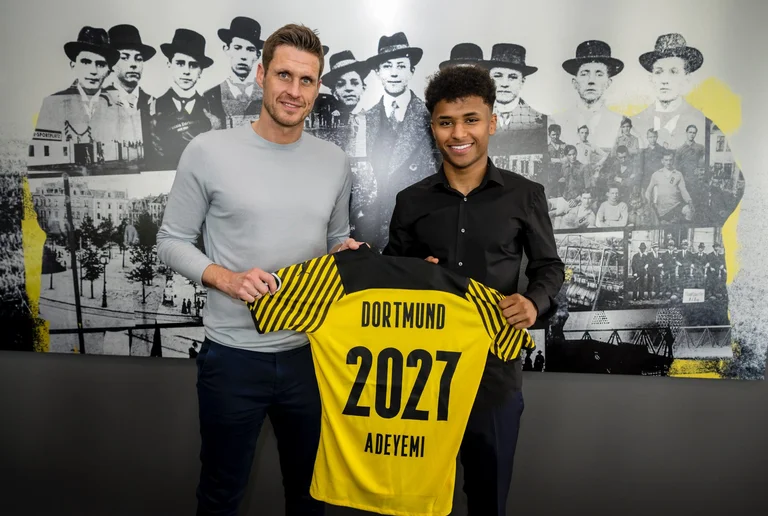 Official: Après Hawaii est allé à City, Dortmund formalise le nouveau transfert