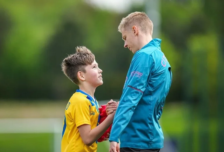 Un bambino scappato dalla guerra in Ucraina é Zinchenko di Man City fa il grande gesto