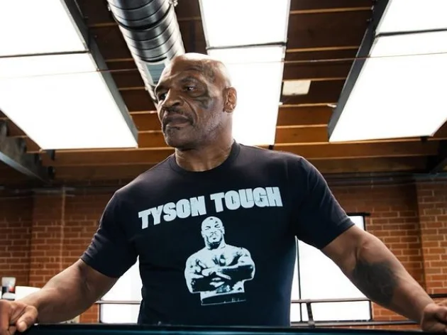 La folie vient. Mike Tyson, 55 ans, est sur le ring.