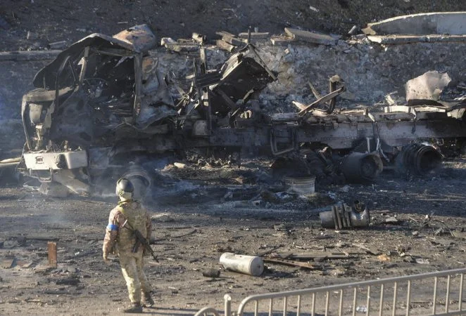 44 soldats sont situés sous les ruines d'un bâtiment qui a été bombardé en mars en Ukraine