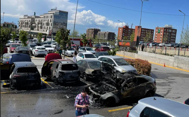 Algunos coches se queman en el estacionamiento comercial mall.