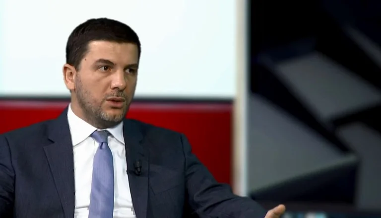 Krasniqi për deputetët e VV-së: “Është vështirë t’i bindësh që është ditë, nëse Kurti thotë se është natë”