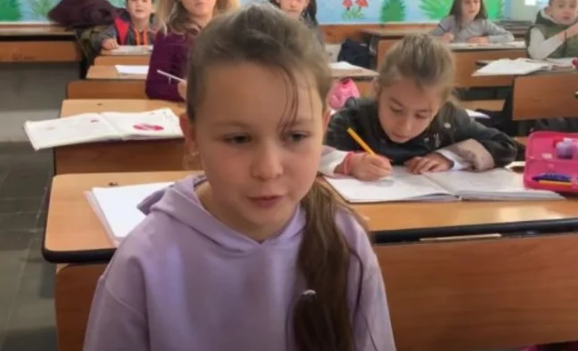 Après la guerre, les filles ukrainiennes apprennent l'albanais à Vlora