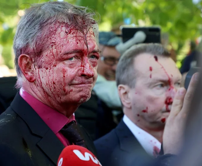 L'ambassadeur de Russie en Pologne, attaqué par des manifestants