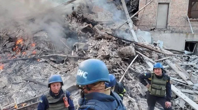 Zelensky: 60 killed after the bomb hit a school