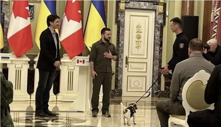 Zelensky premia a los demineros ucranianos y a un perro en presencia del primer ministro canadiense