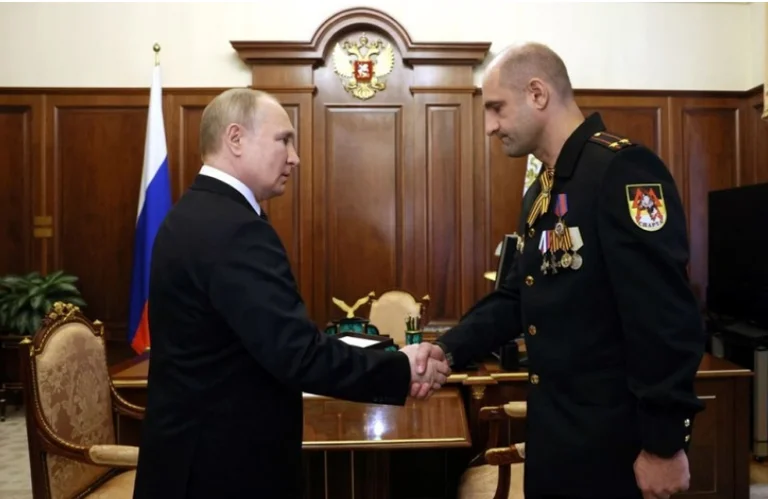 Putin incontra con il padre del comandante ucciso in guerra