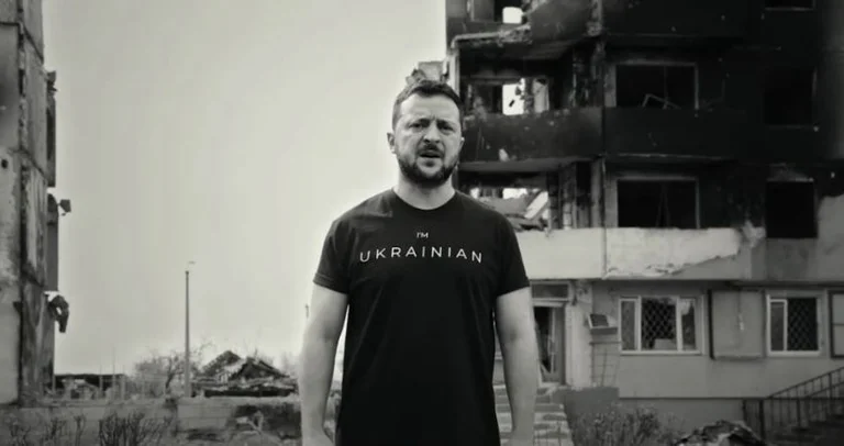 Sono ucraino, Zelensky con un indirizzo video, l'occhio della sua fanella.
