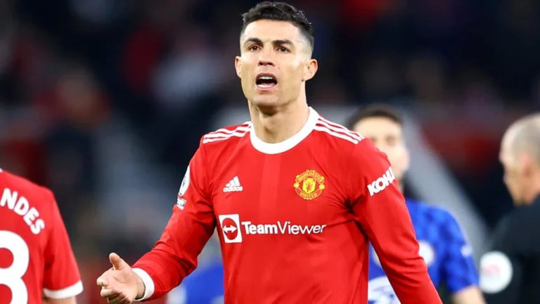Man United abbassa i salari dei giocatori del 25 per cento.