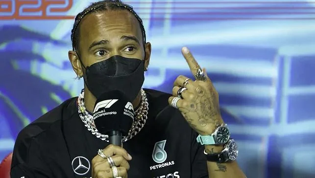 Pourquoi les pilotes de la Formule 1 ne devraient-ils pas porter de bijoux en conduisant sur la piste? Hamilton tient plusieurs anneaux et boucles d'oreilles