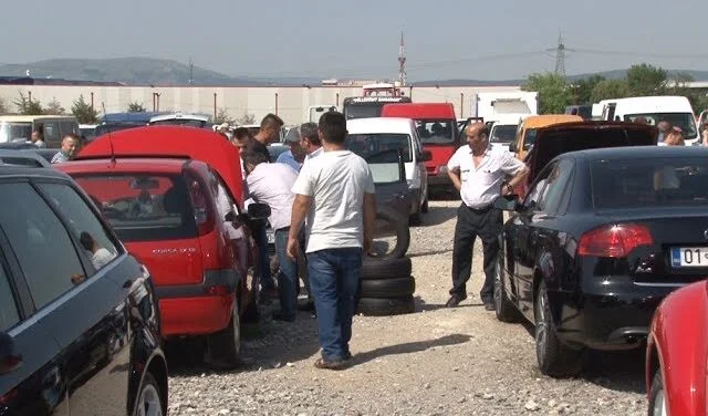 La juventud de Kosovo amenaza a su padre porque no están de acuerdo en comprar un coche