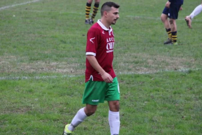 In attesa di diventare un padre, 28-year-old giocatore di calcio ottiene arresto cardiaco nel campo ed è separato dalla vita