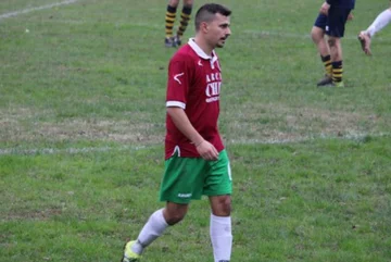 Wartend, ein Vater zu werden, wird der 28-jährige Fußballspieler Herzstillstand im Feld und ist vom Leben getrennt