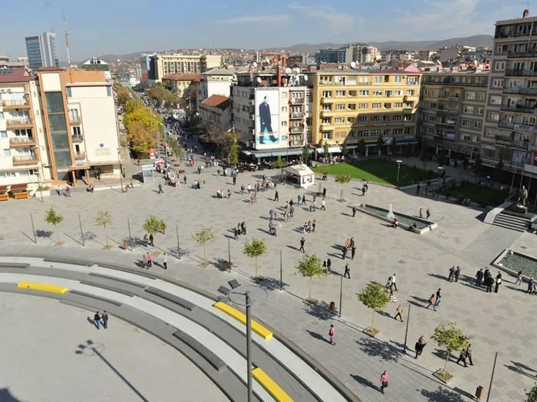 Due stranieri hanno battuto con bastone di legno e pugni due Kosovars in “Zahir Pajaziti Piazza