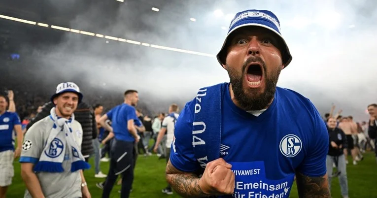 Real horror. The Schalke fans destroyed the gate and damaged the entire field after the mad party.