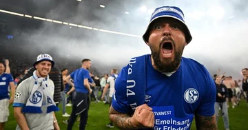 Echter Horror. Die Schalke Fans zerstörten das Tor und beschädigten das ganze Feld nach der verrückten Partei.