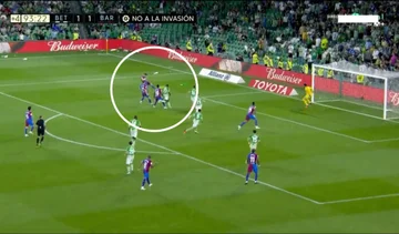 Haben Sie schlafen? Schauen Sie sich wieder das Ziel von Yordi Albas von Real Betis an.