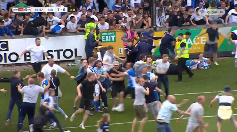 The English team makes the craziness of the year, scores seven goals in the crucial match to be promoted to Leauge One