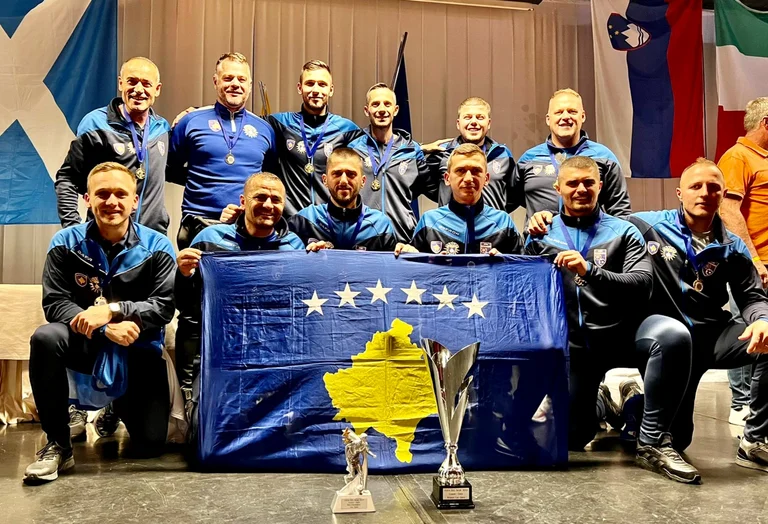 Il team di polizia kosovaro vince la proposta in Italia