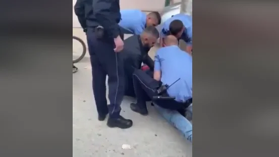 Pristina: Im Moment, als die Polizei den ausländischen Bürger verhaftete, greift Bürger auf den Markt