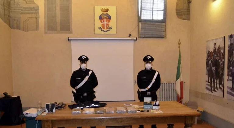 Ci sono 7kg di cocaina sequestrata in Italia, nelle manette “gangs” del traffico di droga, tra cui il 26enne albanese