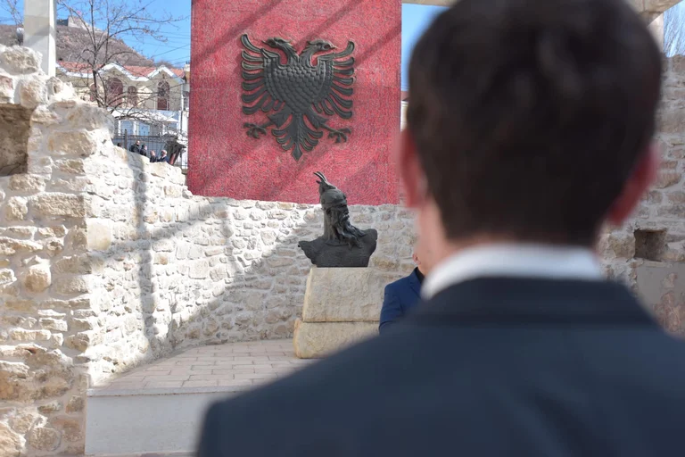 Albin Kurti augura il compleanno di Skenderbe: Purtroppo la libertà dei popoli è minacciata di nuovo