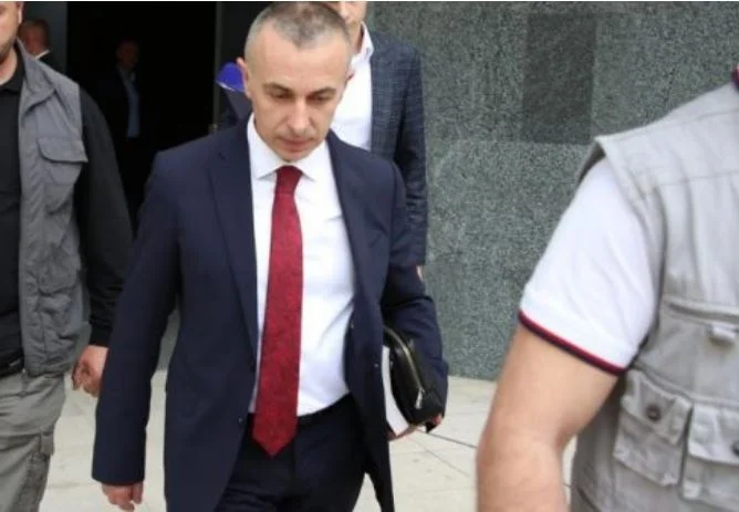 Durres procureur ne va pas seul, se fait virer