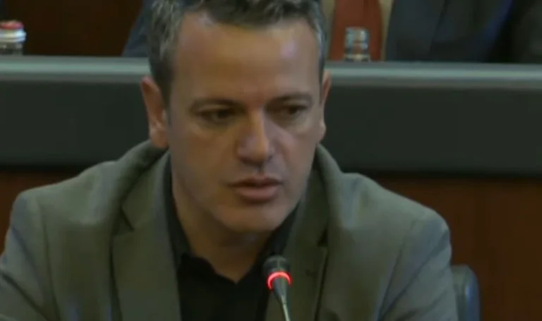 C'est pas vrai. Nous appuyons également la commission d'enquête qui a proposé une position