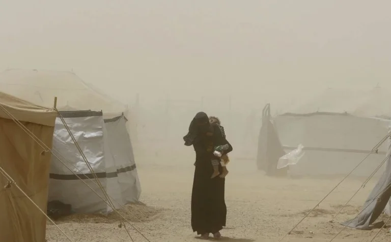 Iraq hit by dust storm, thousands of people demand treatment