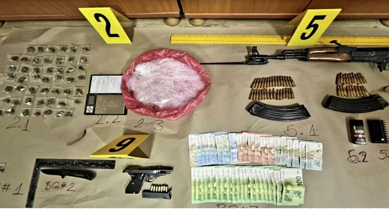 Pristina : Arrestation d ' une personne, confiscation de drogues, d ' armes d ' abord
