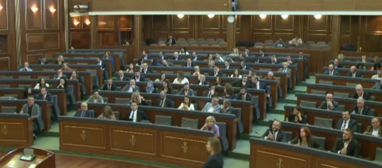 L'Assemblée revient après une pause par protestation de l'opposition : Encore une fois, les tables et les sifflets