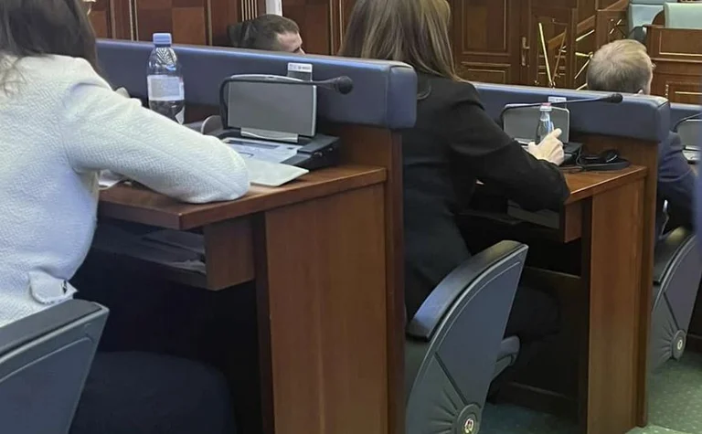 Haki Abazi llama la acción de oposición débilmente en el Parlamento