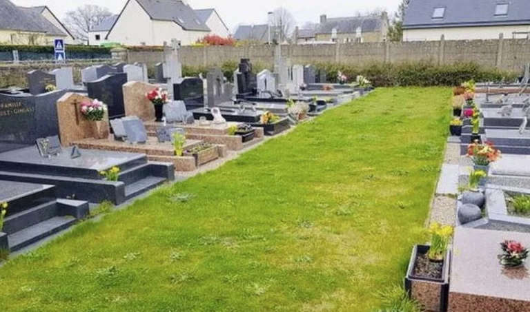Douleur: Pendant 400 jours, le père s'occupe de la tombe de son fils.