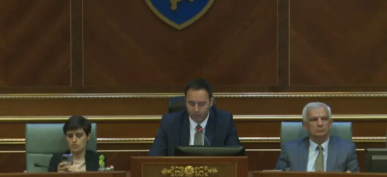 Momento: Saranda inspecciona el teléfono mientras Glauk habla