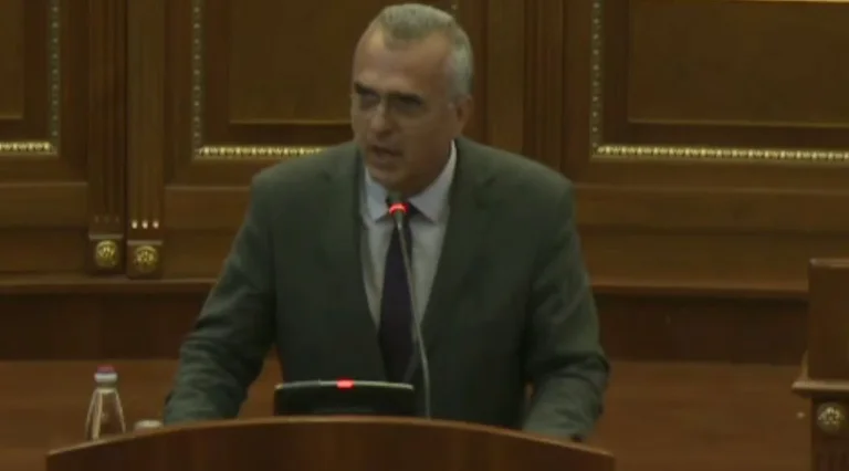 Enver Dugolli joue le populiste comme la fête : Les protestations de l'opposition avec les poings, il vous dit respecter les martyrs