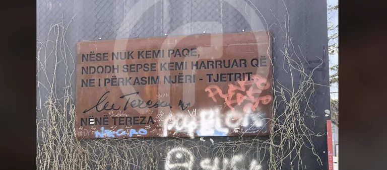 Entre Pristina : Le Monument des Héros est barbare