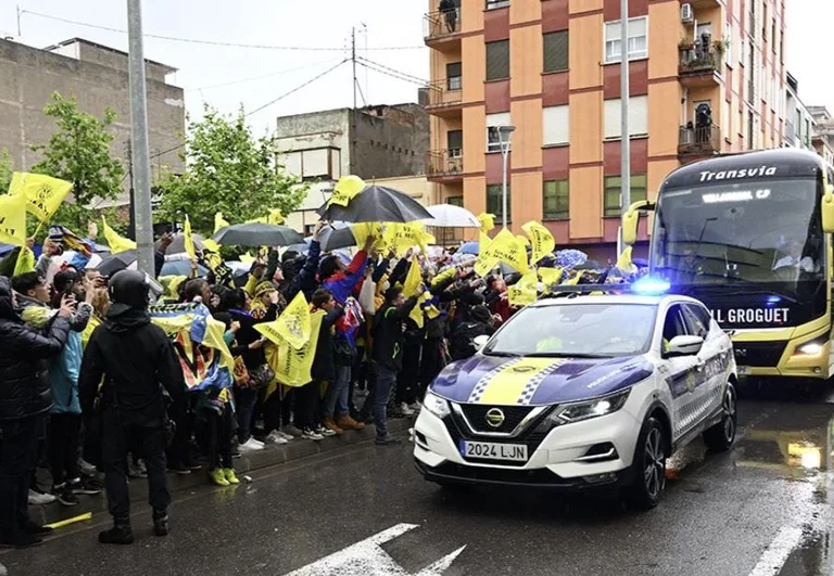 Les fans de Willarreal bloquent les rues menant au stade, petits et grands dans la tribuna