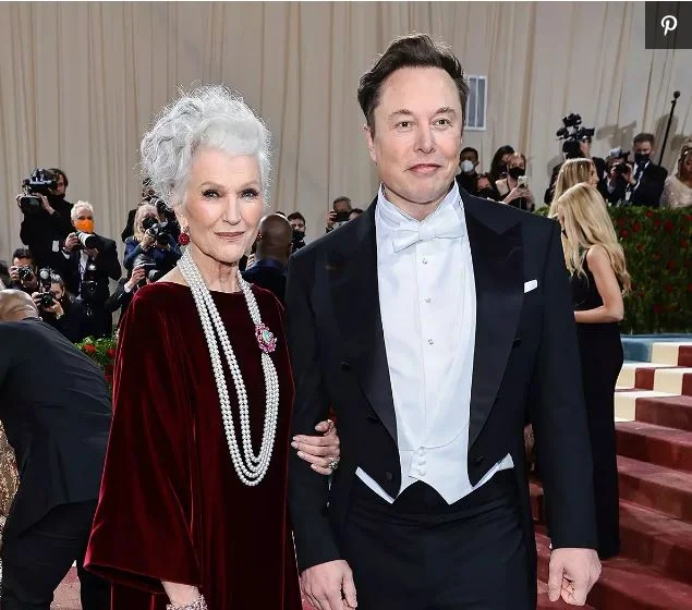 Elon Musk va con su madre en Matt Gala